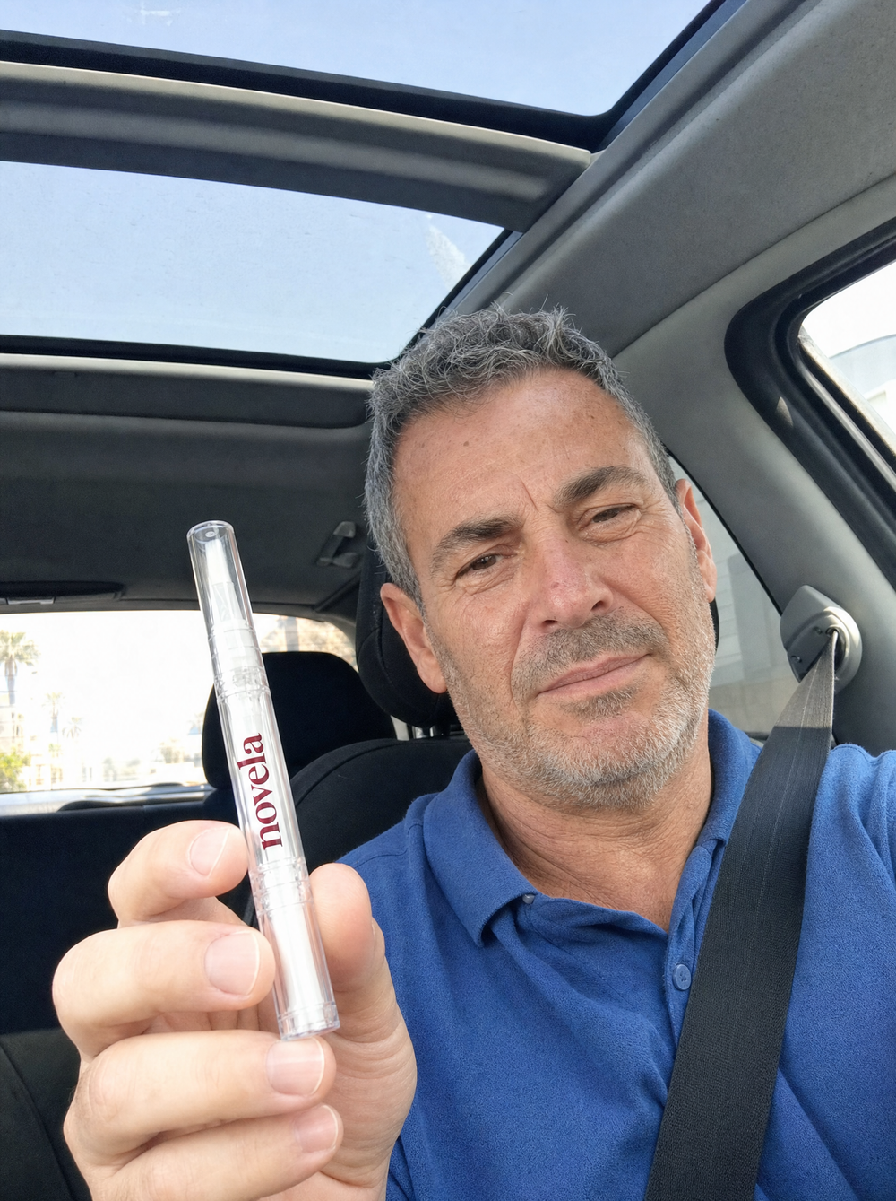 לקוח מחזיק את עט הטיפול של נובלה