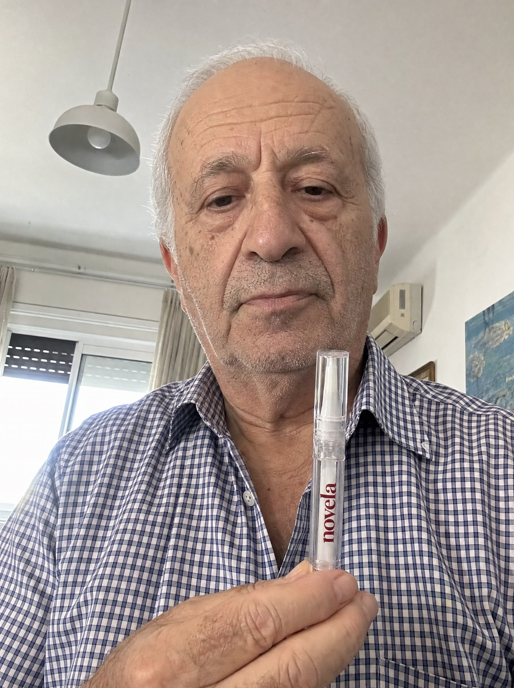 לקוח מחזיק את עט הטיפול של נובלה